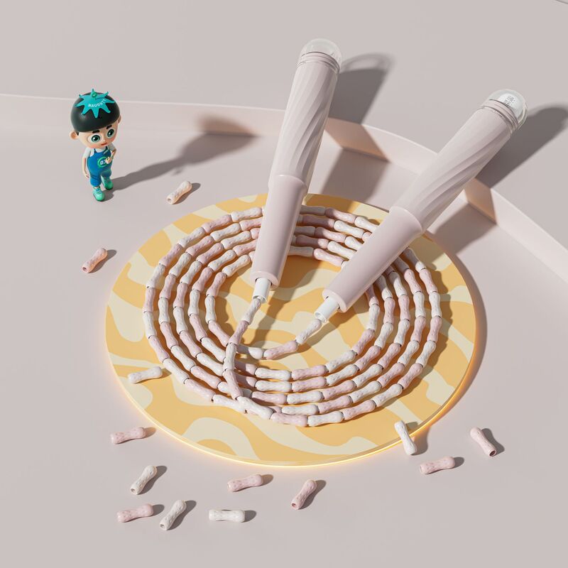 竹の縄跳びの中で子供の縄跳びを試験します。|undefined