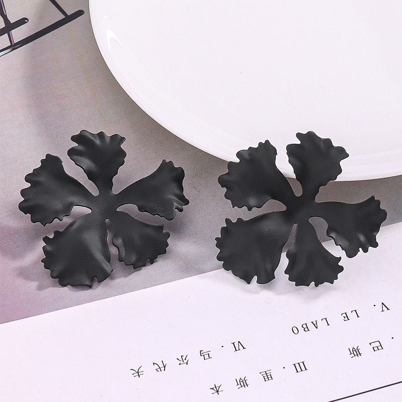 European and American Cross-Border Fashion Black Gothic Style Five-Leaf Clover Women's Earrings High-End Dark Personalized Flower Earrings European and American Cross-Border Fashion Black Gothic Style Five-Leaf Clover Women's Earrings High-End Dark Personalized Flower Earrings