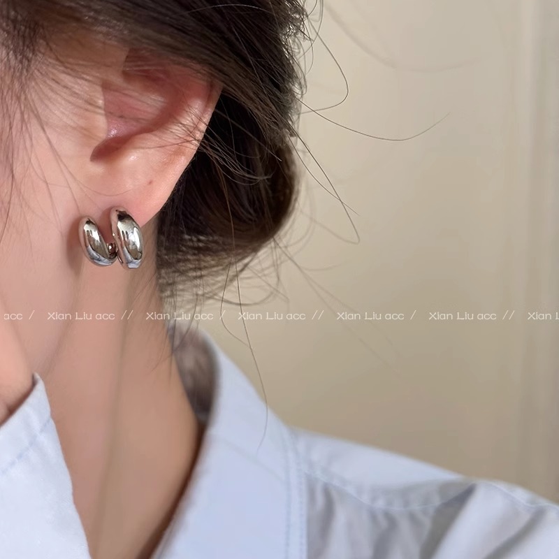 Pendientes de diseño de nicho 2023 nuevos pendientes de estilo simple pendientes de metal de temperamento de todo fósforo