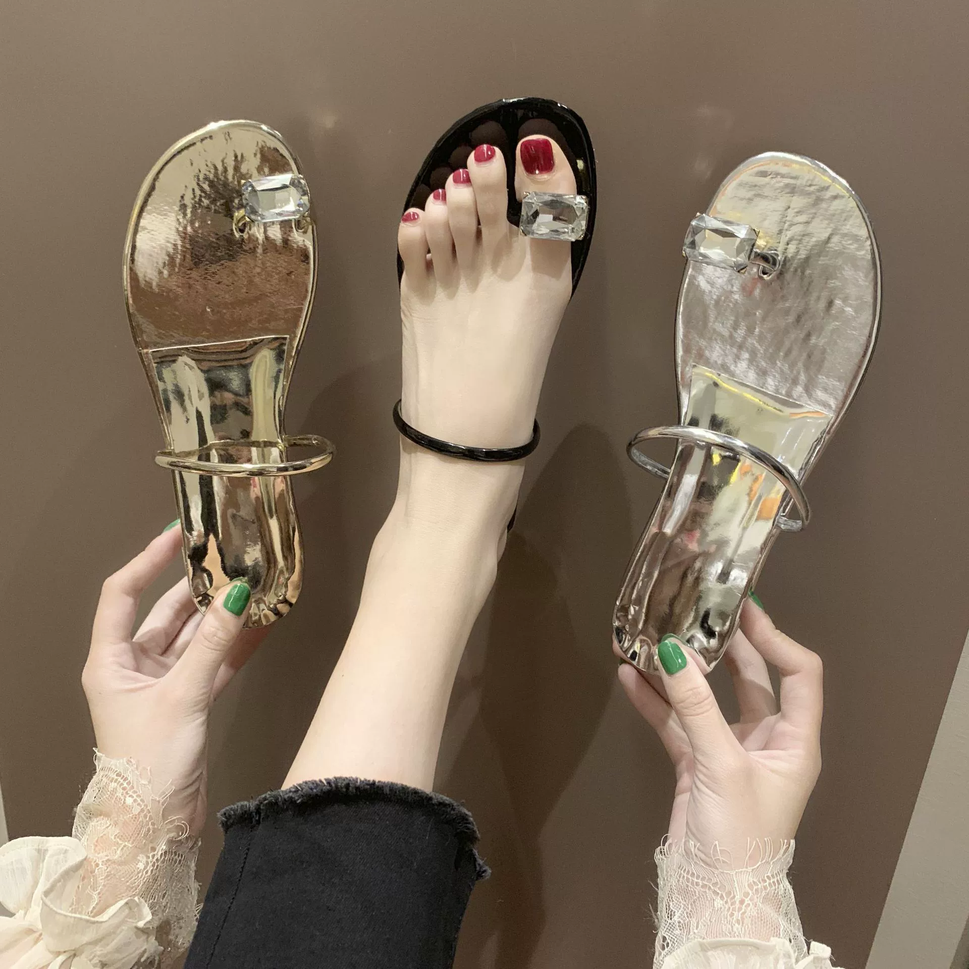 Тапочки на танкетке женские нишевые дизайнерские Sense 2023 летние простые высококачественные пляжные сандалии на плоской подошве со стразами в Корейском стиле