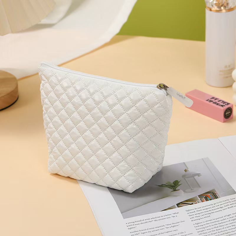 Bolso cosmético de plumón estilo ins simple Bolso de almacenamiento de lavado portátil portátil de gran capacidad para mujer pequeña