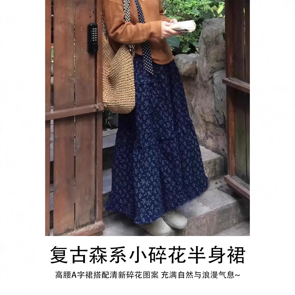 韓国式のレトロな青い花の半身のスカートの女性の春2025新型の高腰のa字のスカートのカジュアルな怠惰な長いスカート