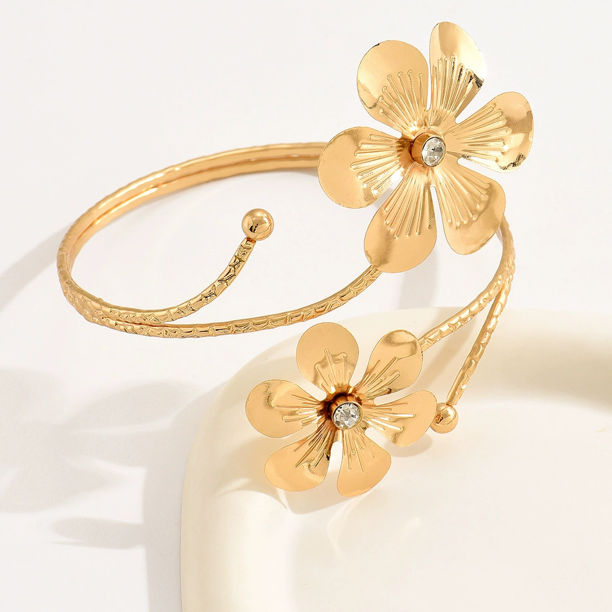 Fashionable Flowered Metal Bracelet in Gold or Silver, Lightweight Luxury Accessory, 6.5cm