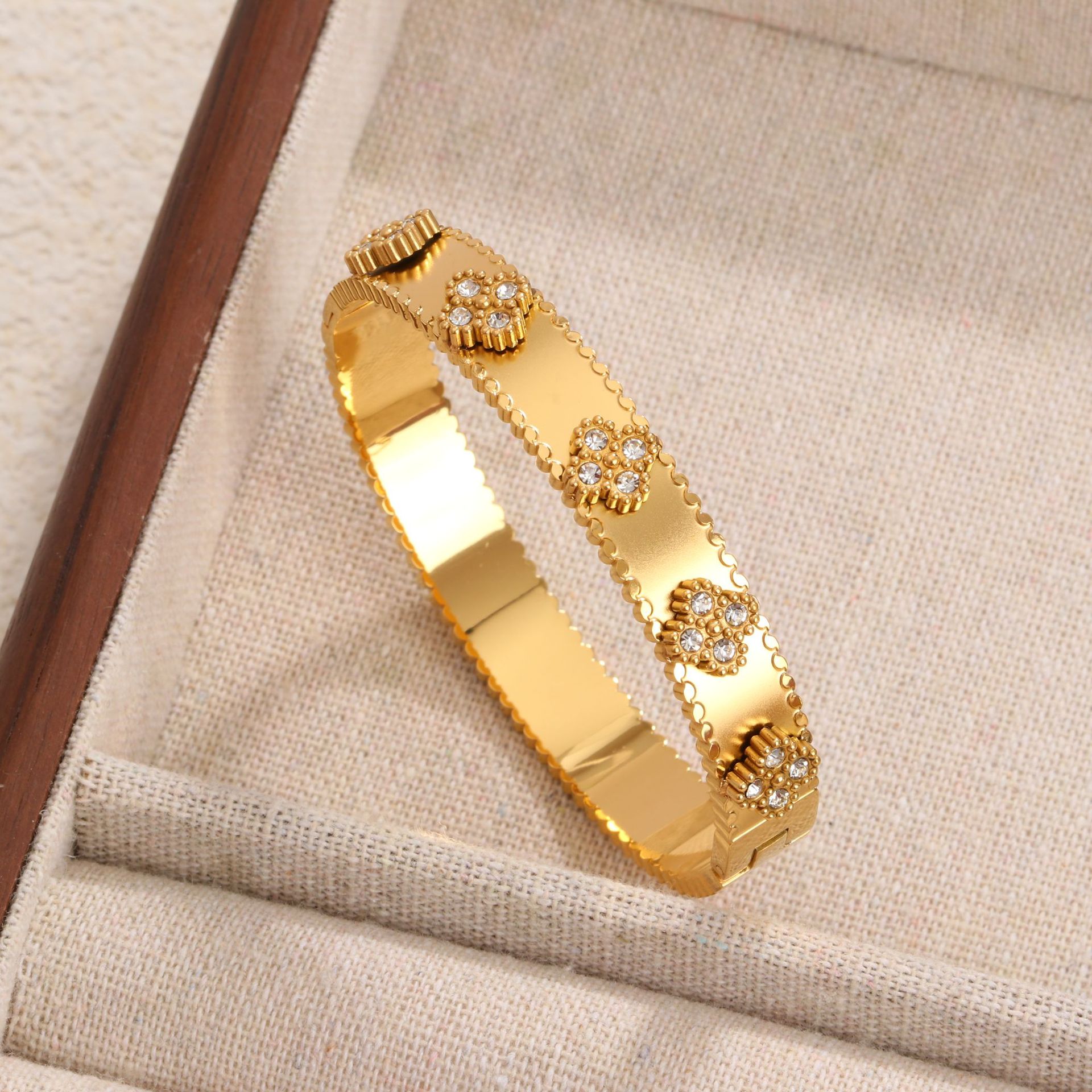 81 화이트 다이아몬드 네잎 플라워 팔찌 골드