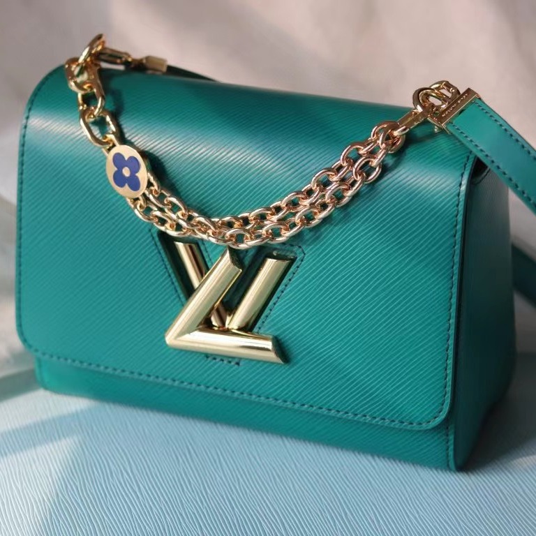 En el invierno de 2023, la nueva fábrica aprueba directamente el tejido retro del paquete de cadena ajustable con patrón de onda de agua de cerradura de torsión V twist.