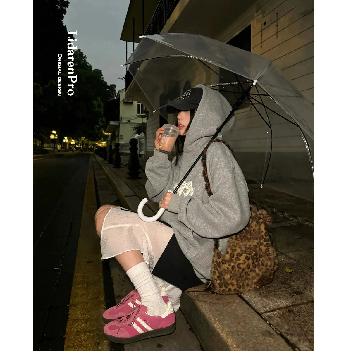 Versión de piel de vaca 2025 nuevo estilo rosa fresa oso cuero zapatos de entrenamiento alemán mujeres realzado zapatos Forrest Gump zapatillas deportivas casuales