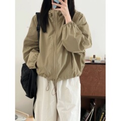 卡其色短款登山服冲锋衣外套女春秋春秋薄款防风工装夹克运动上衣