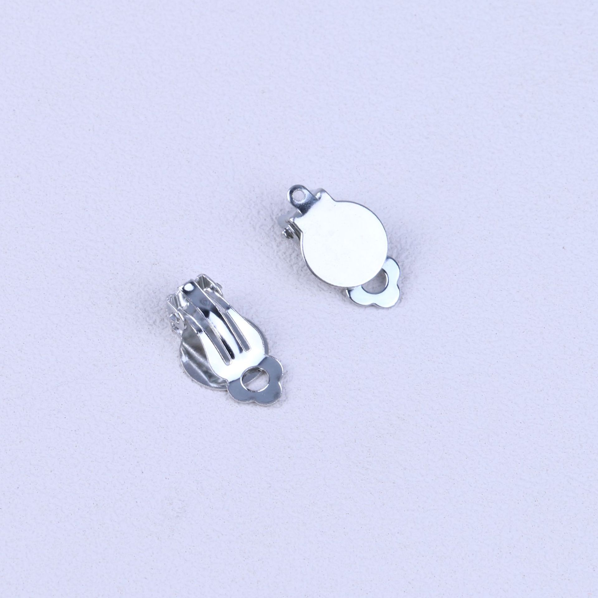 Diy手作りのイヤリングのイヤリングの部品のカエルの耳のクリップの子供の耳の穴がないです。