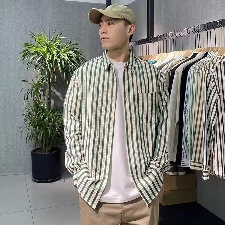 Camisa de alta gama a rayas de manga larga para hombre suelta casual versión coreana de primavera y otoño nueva camisa drapeada de moda top de todo fósforo