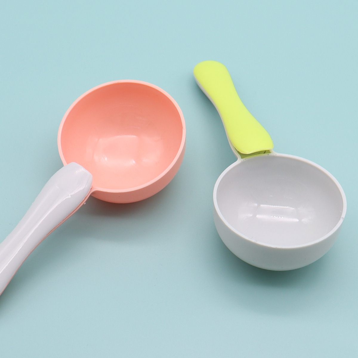 Cuchara de comida para perros transfronteriza con clip Cuchara de comida para gatos de plástico Cuchara de comida para mascotas a prueba de humedad Pala de comida para gatos Juegos para perros Necesidades diarias