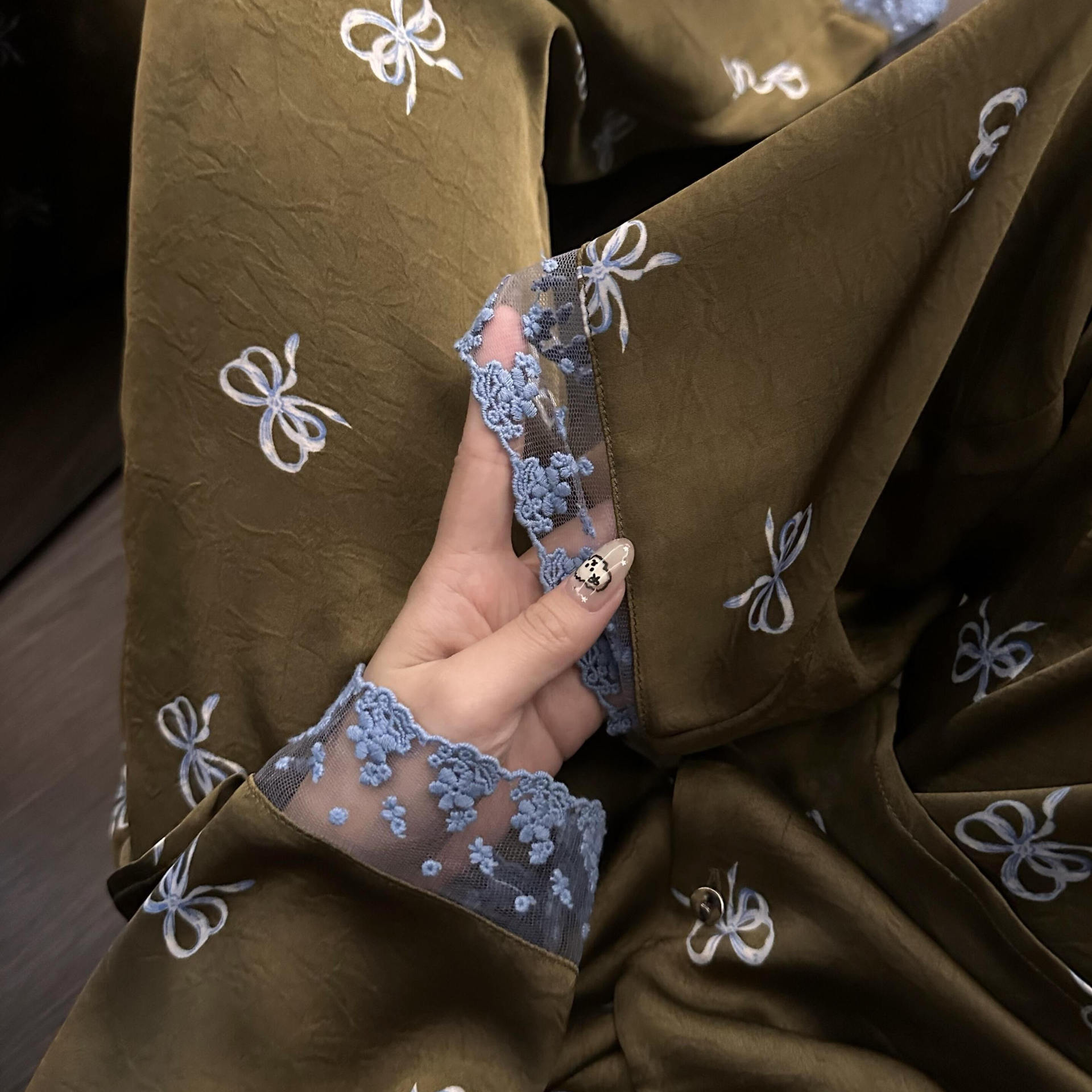 韓国スタイルのハイエンドリボンプリントアイスシルクパジャマ女性のための 2025 夏カジュアル大きいサイズスーツアウターホーム服