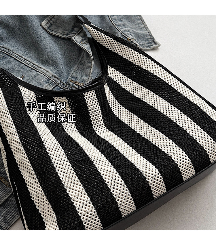 Korean summer new striped woven bag, casual vacation and laid-back style tote bag, hand and shoulder commuter tote bag Application Scenario