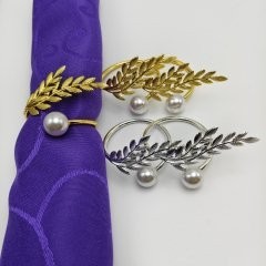 欧米の稲のナプキンリングの豊作麦の穂のナプキンはホテルのレストランのテーブルを掛けて台の口ぶりの輪を並べて国境を越えます。