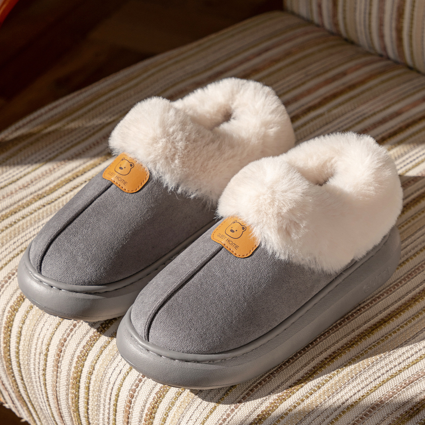 Zapatillas de algodón con tacón cubierto para hombre, invierno, interior, hogar, a prueba de viento, además de terciopelo, suela gruesa antideslizante cálida, 2026 nuevos zapatos de algodón para mujer