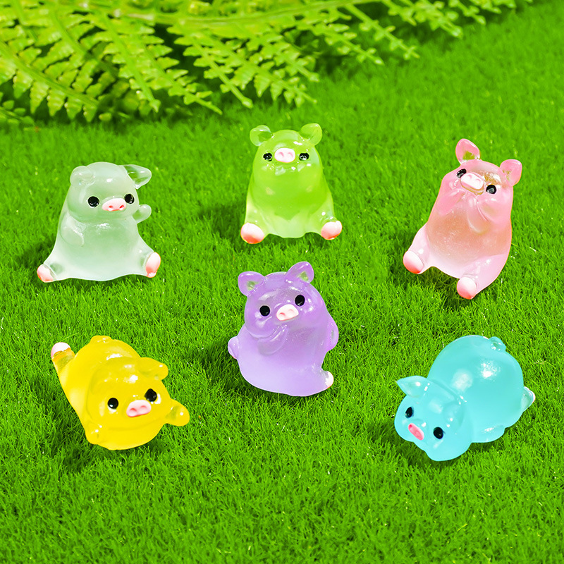 Comercio electrónico accesorios luminosos de bricolaje hechos a mano accesorios de resina pequeños adornos de micro paisajes regalos de papelería cerdito mate luminoso
