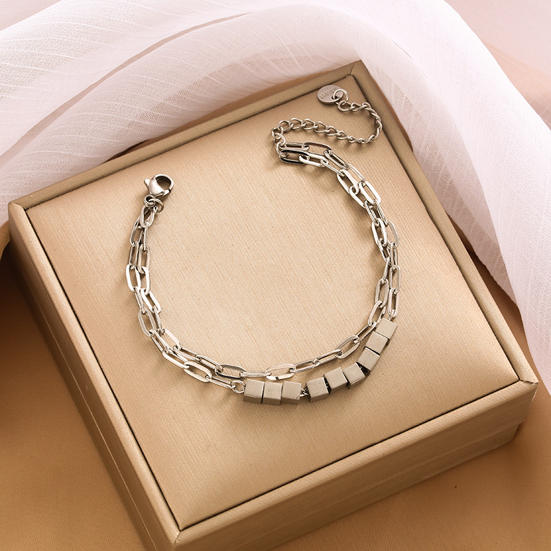 Pulsera de trébol de acero titanium vendedora caliente transfronteriza europea y americana con incrustaciones de concha pulsera colgante pulsera de diseño avanzado sin desvanecimiento al por mayor