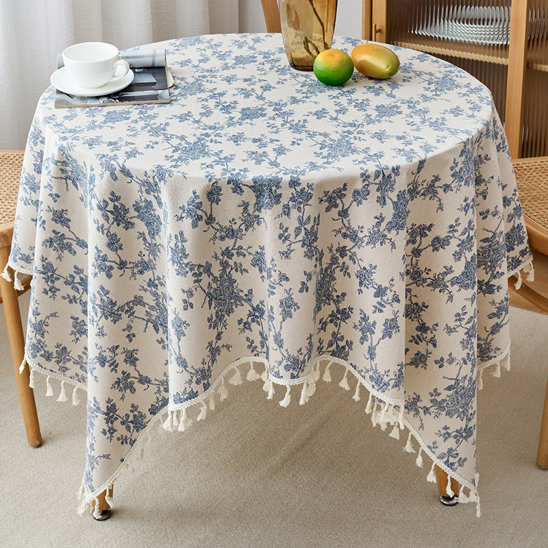 파란색과 흰색 파란색 술 가장자리