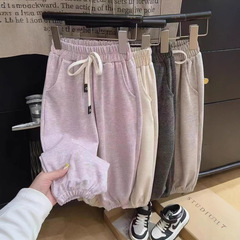 子供の春の純色の灯籠のズボンの女の子の外は足の束を着て底のズボンの男の子の赤ちゃんの弾力のまっすぐな筒のカジュアルなズボンを打ちます。