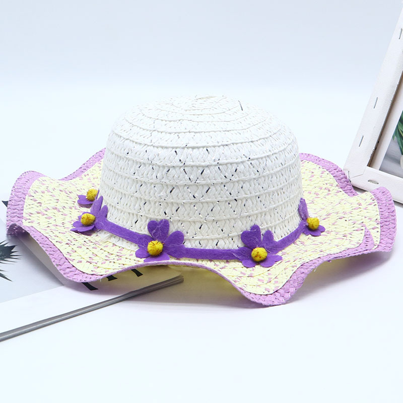 물결 모양의 작은 보라색 꽃