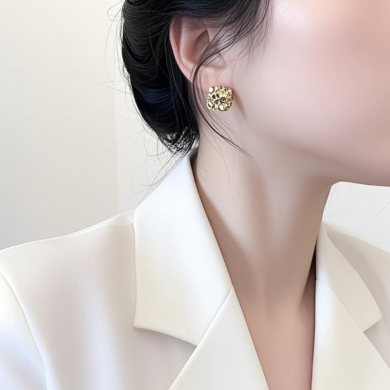 Pendientes cuadrados de lujo ligero retro coreano 2025 nuevos aretes de todo fósforo de diamante completo de color caramelo