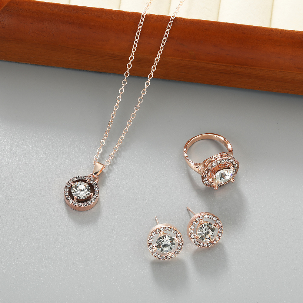 Collar de personalidad de temperamento de moda europea y americana transfronteriza Pendientes Conjunto de anillo Accesorios de cena de cercanías Conjunto de joyería de alta calidad