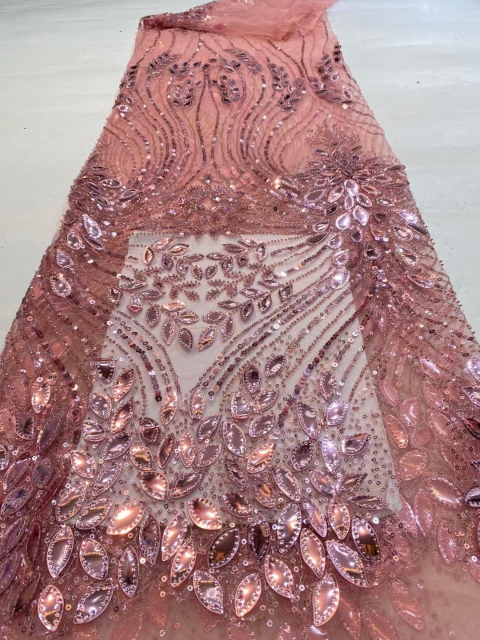 Púrpura negro oro láser pieza de tubo de cuentas bordado de alta definición ropa de rendimiento moda estilo étnico tela de bordado de lentejuelas pieza de tela láser