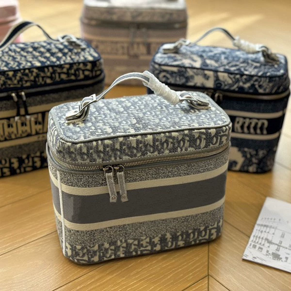 Вместительная ручная универсальная модная косметичка