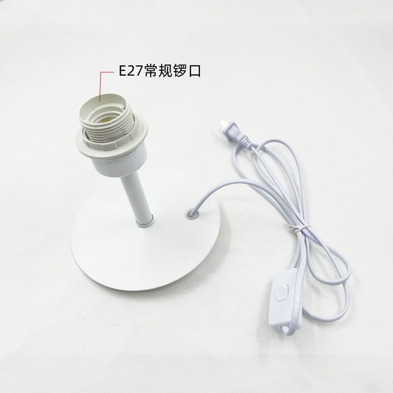 花瓶を改造してDIY台の電気スタンドのライトバーのシャシーの照明器具の部品を飾ります。|undefined