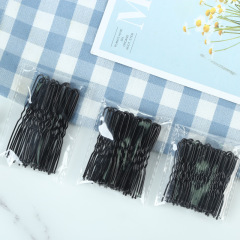 太めのu型クリップ50本/黒いu型クリップを包んでいます。