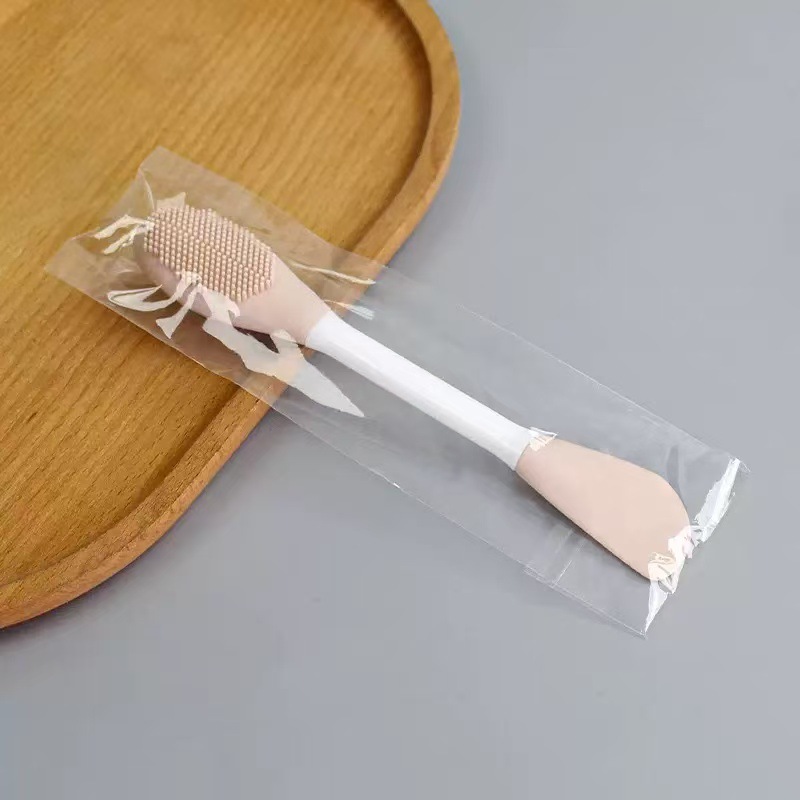 両頭のシリカゲルのマスクは顔をきれいにしてマッサージして泥の膜を塗って顔の自作の軟膜のツールの専用のブラシを塗ります。