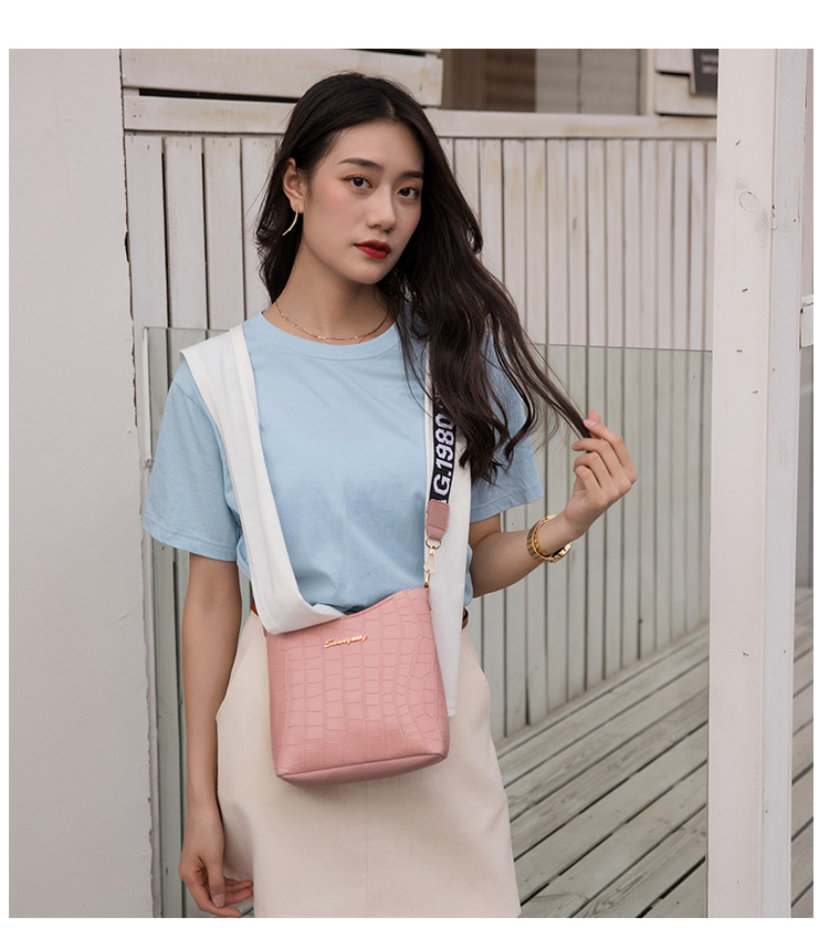 Crocodile Pattern Crossbody Bucket Bag With Webbing Shoulder Strap_voghion.com