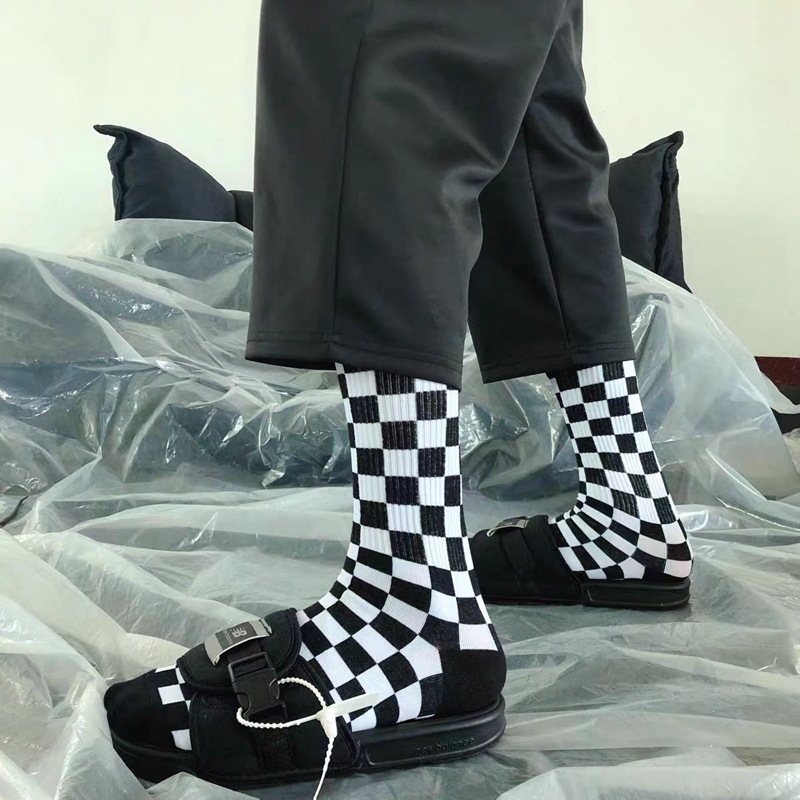 Calcetines de cuadros de tablero de la calle de la moda de los hombres calcetines de la marca de moda europea y americana calcetines de mediados de becerro estilo universitario Plaid algodón Skateboard calcetines deportivos al por mayor