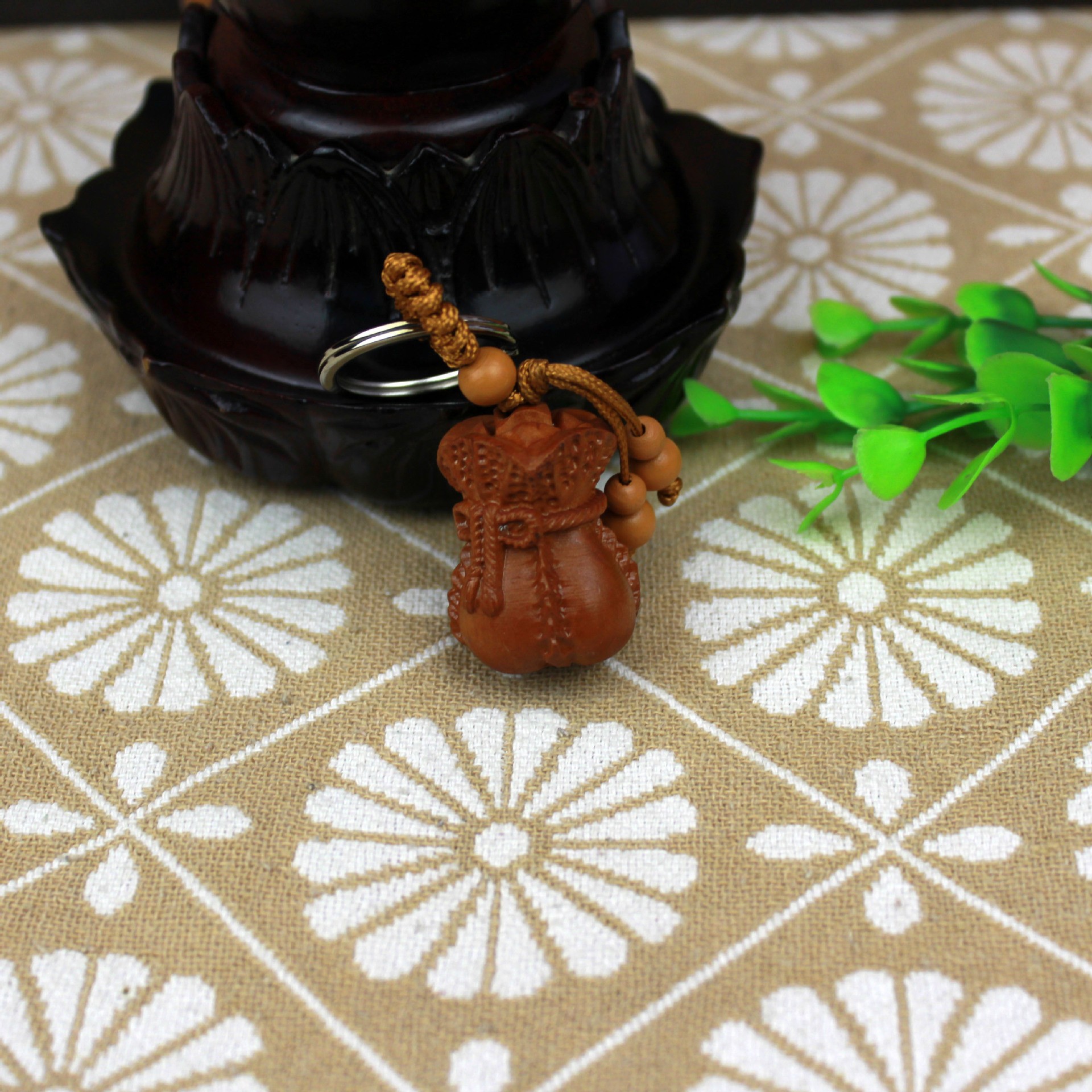 厂家生产 货源批发桃木木雕立体钥匙扣挂件配饰产品汽车挂饰饰品