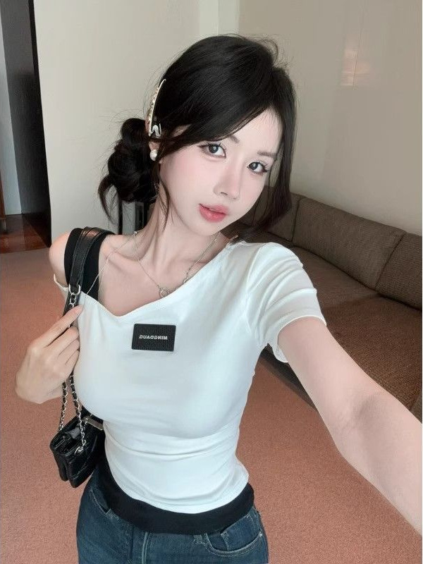 女性用のフェイクツーピースコントラストカラーの斜め肩半袖Tシャツ、夏の純粋な欲望のホットガール、ワンショルダーショートトップ、ユニークで美しい|undefined