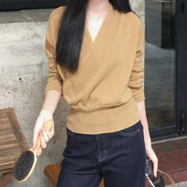 老钱风卡其色交叉v领长袖针织衫女秋季穿搭超好看设计感收腰上衣