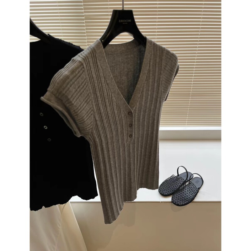 Korean-Style Gray V-Neck Ribbed Tencel Short-Sleeve T-Shirt for Women, Summer Short Knit Top for Petite Figures
