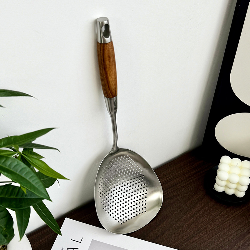Chockmen Zhuo Deming 18 / 10 acero inoxidable pimienta gran cucharada de mango de madera de pera cucharada de fideos fritos drenaje de agua