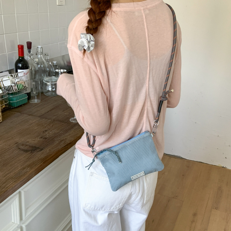 Bolsos pequeños de moda coreana 2025 verano nuevo estilo bolso femenino bolso de hombro de malla hueca bolso de mensajero de letras casuales marea