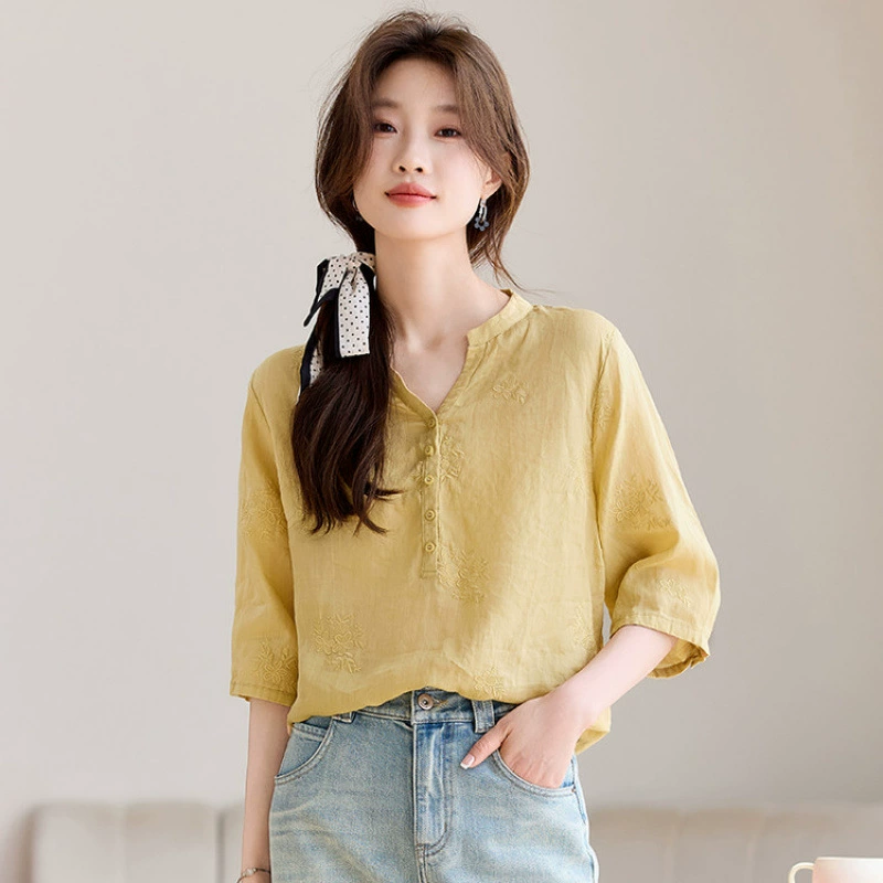 Новая женская рубашка в китайском стиле с вышивкой, лето 2025, в национальном стиле, из рами, стройнящая, скрывающая живот, с воротником-стойкой, рукавами-крылышками.