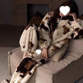 2026新款印花睡衣女秋冬新款家居服珊瑚绒加厚加绒拉链保暖衣套装