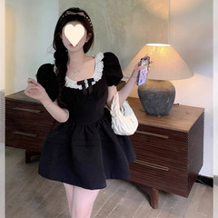 子供の襟のワンピースの女性の春夏の赫本風の復古は色のお姉さんにぶつかって軽く熟して高級感が腰の絶美の小さい黒いスカートを収めます。