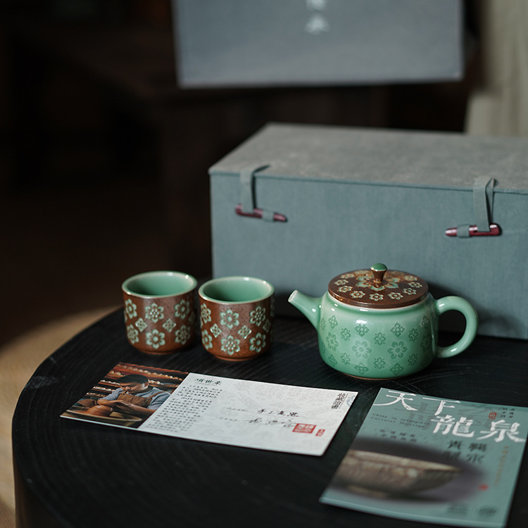 냄비 하나와 컵 두 개