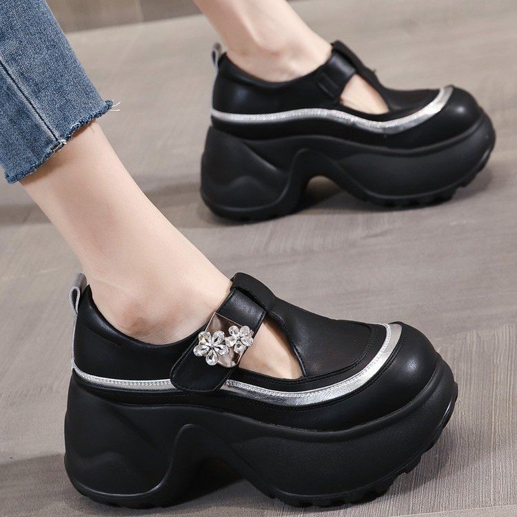 Pequeño aumento de altura de fondo grueso zapatos blancos para mujeres 2026 verano nuevo hueco respirado zapatos de papá sandalias casuales