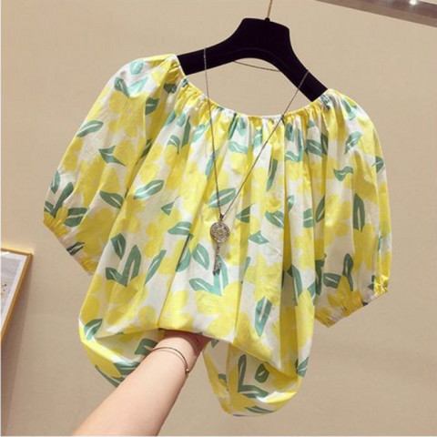 노란 꽃과 녹색 잎