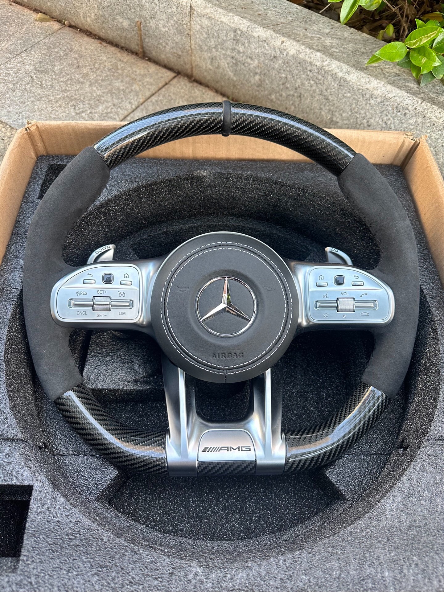 Suitable for Mercedes-Benz steering wheels of A-Class, C-Class, E-Class, and ML models; used for upgrading and modifying older models to newer ones; AMG carbon fiber steering wheel assembly