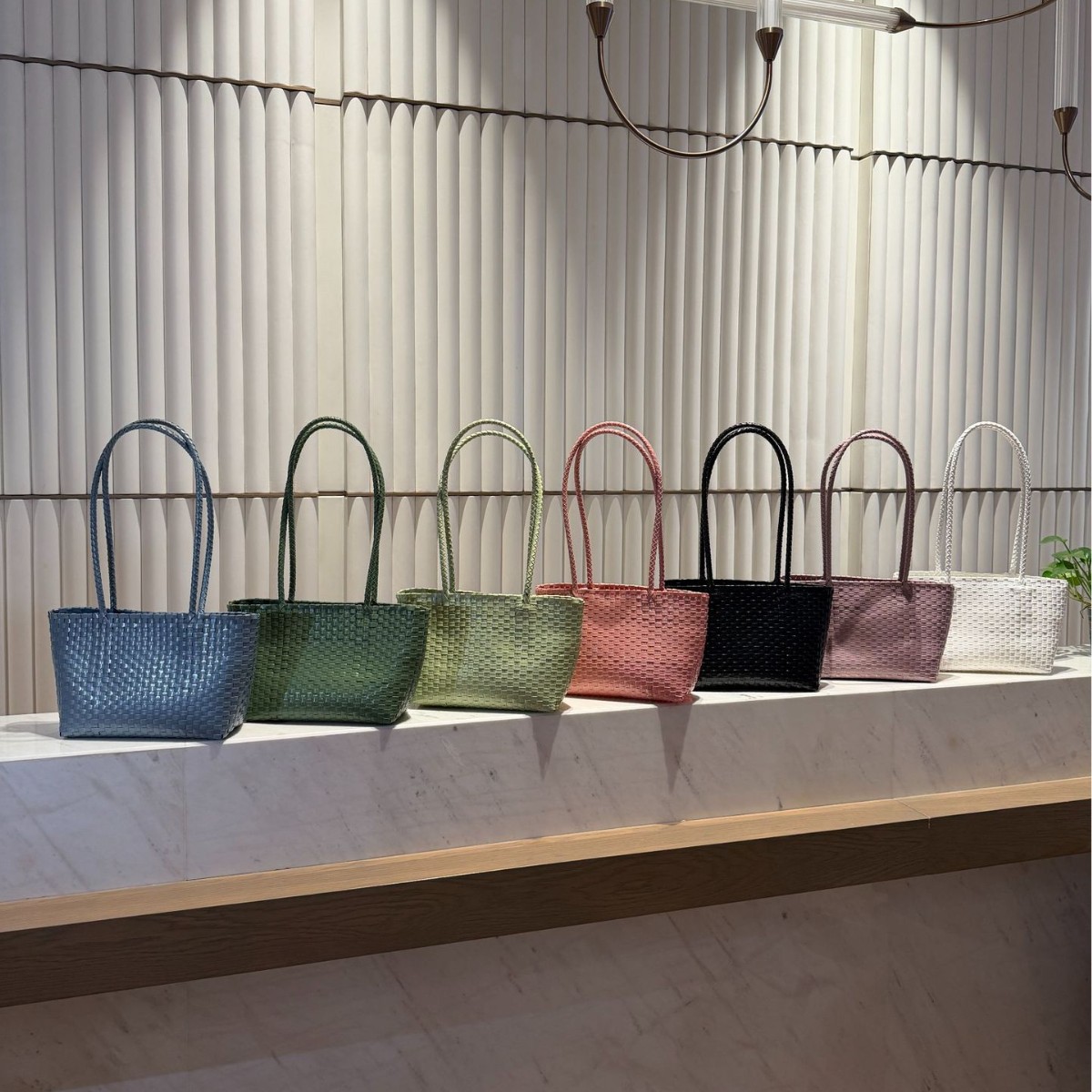 A similar model from India, hand-woven from recycled materials, solid color high-end tote bag, versatile bag for daily commuting