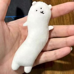 かわいいぬいぐるみが熊をからかっている