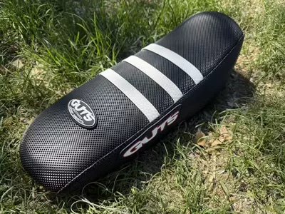 Bee GUTS thickened anti-slip seat: Motorcycle Safety Supplies - white-stripes-seat-cushion-assembly