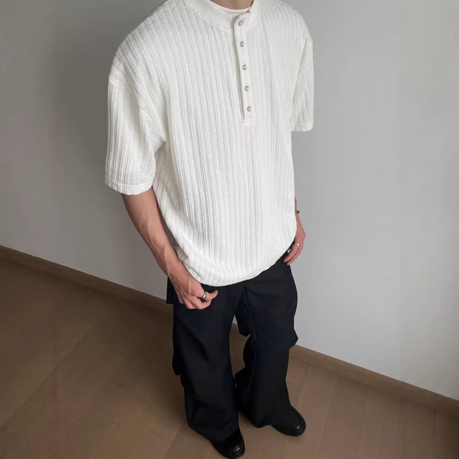 Herrenbekleidung, amerikanisches Waffel-Jacquard-Henley-Shirt, lockeres Langarmshirt, plissierte Struktur, halbe Knopfleiste_voghion.com