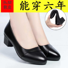 本物の柔らかい皮の靴の女性の丸い頭のお母さんの靴の仕事の靴の新型の柔らかい底の太いかかとの快適な滑り止めの中高年の靴の女性